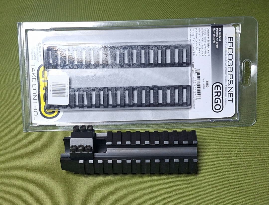 実物 ERGO M4 FORWARD RAIL ハンドガード