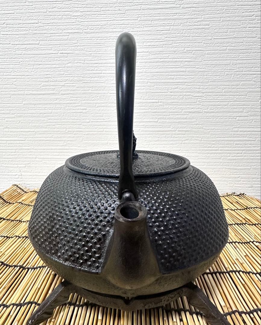 未使用、保管品、付属品付　南部岩鋳造　１８型平アラレ　南部鉄瓶　南部鉄器　鉄瓶