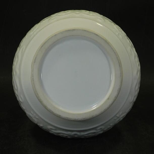 茶道具 六代 小笠原 長春造 鍋島焼白磁陽刻紋 耳付花瓶（共箱）】の