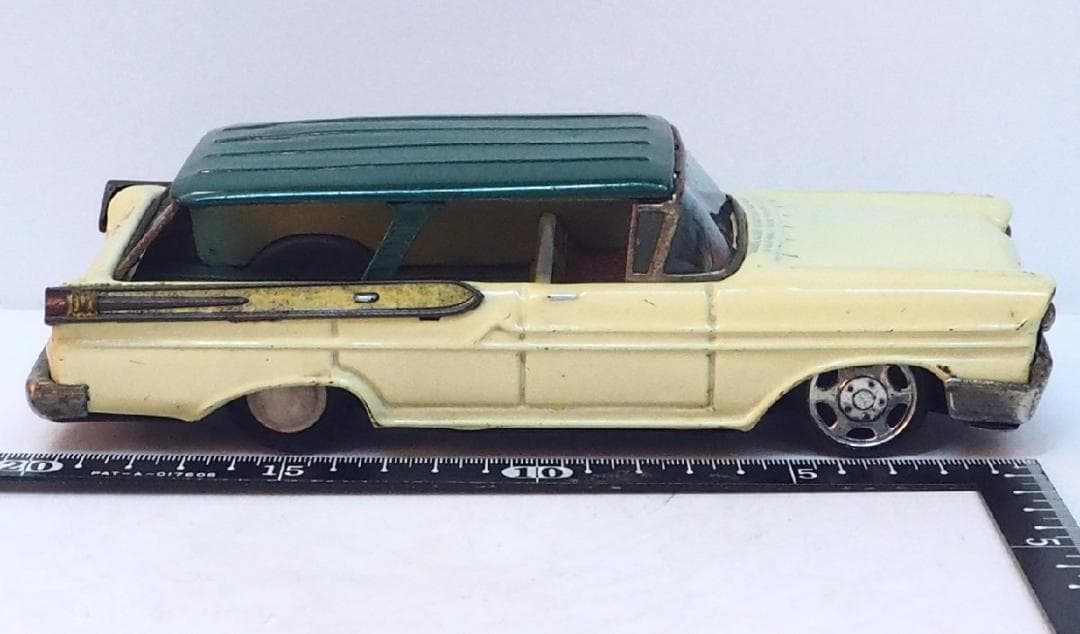 萬代屋  マーキュリー ワゴン白アイボリー右後輪欠tinブリキtoy car箱無