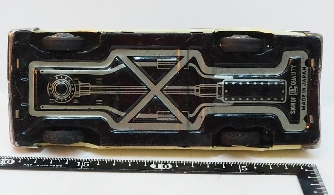 萬代屋  マーキュリー ワゴン白アイボリー右後輪欠tinブリキtoy car箱無