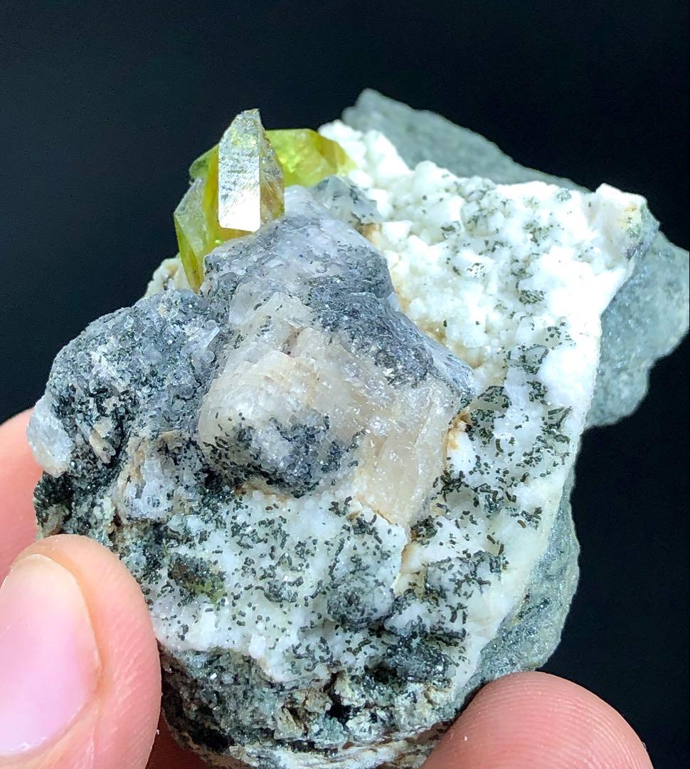 マトリックス上の天然グリーンスフェーンチタン石標本。