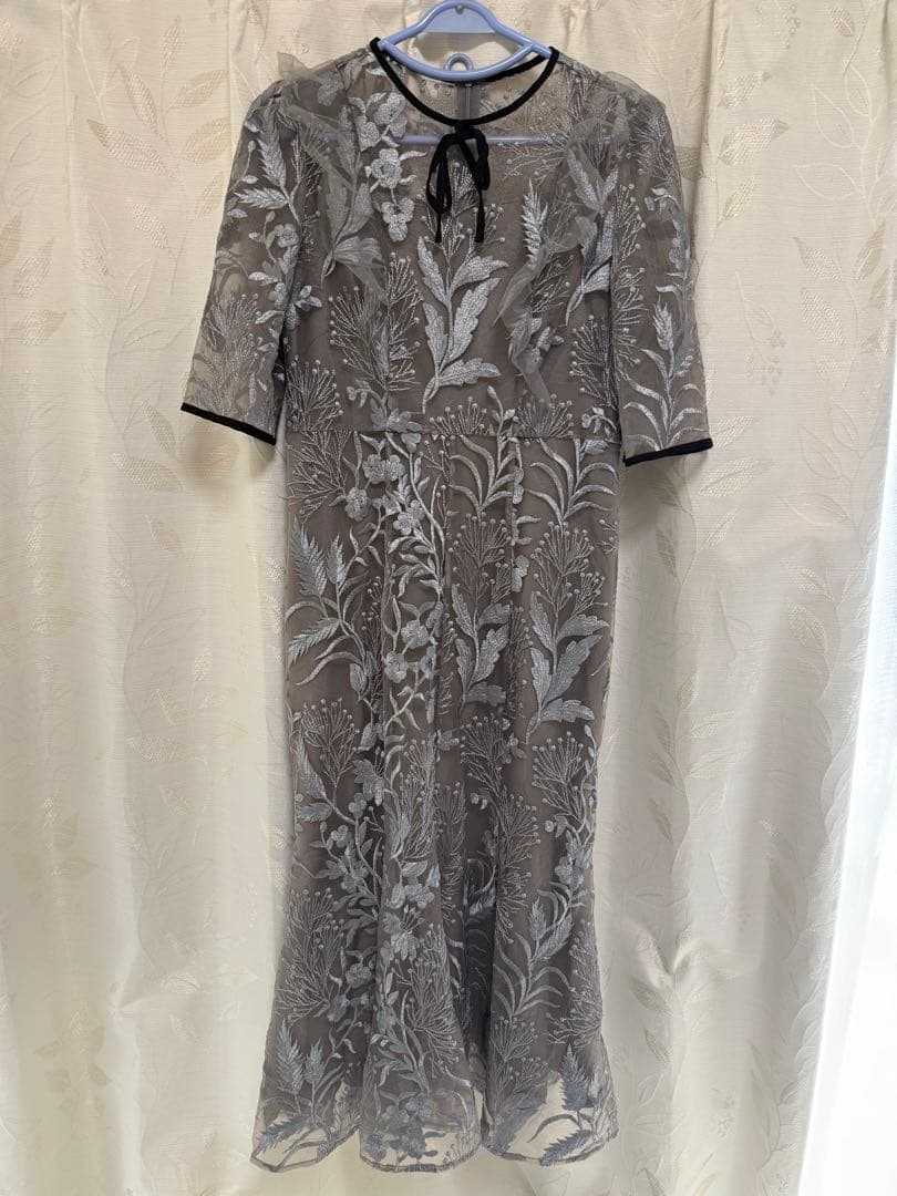 LEJA 刺繍レース配色パイピングショルダーフリルマーメイドワンピース