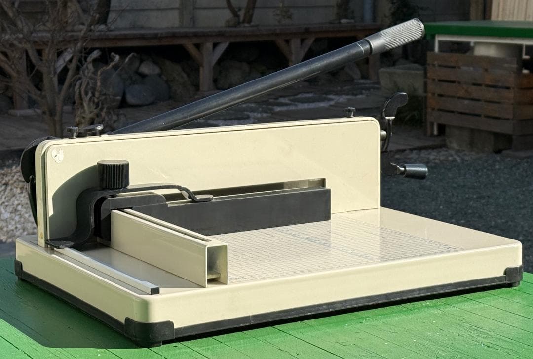 A4対応 手動裁断機 グリッド付き - メルカリ