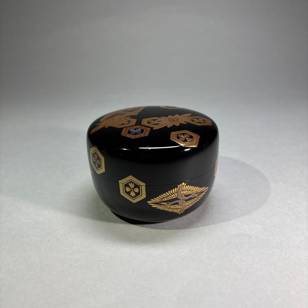 関翠雲 朱菊彫り 中棗 共箱 関翠雲 朱菊彫り 中棗 関翠雲 朱菊彫り 中