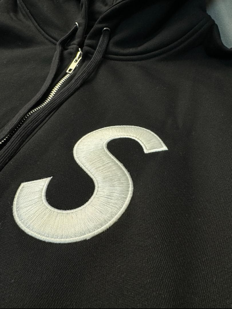 Supreme Sロゴ　ジップアップフーディー