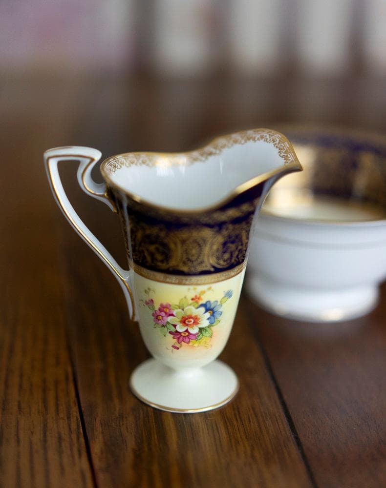 ロイヤルウースター クリーマーとシュガーボウル アーティストのサイン入り