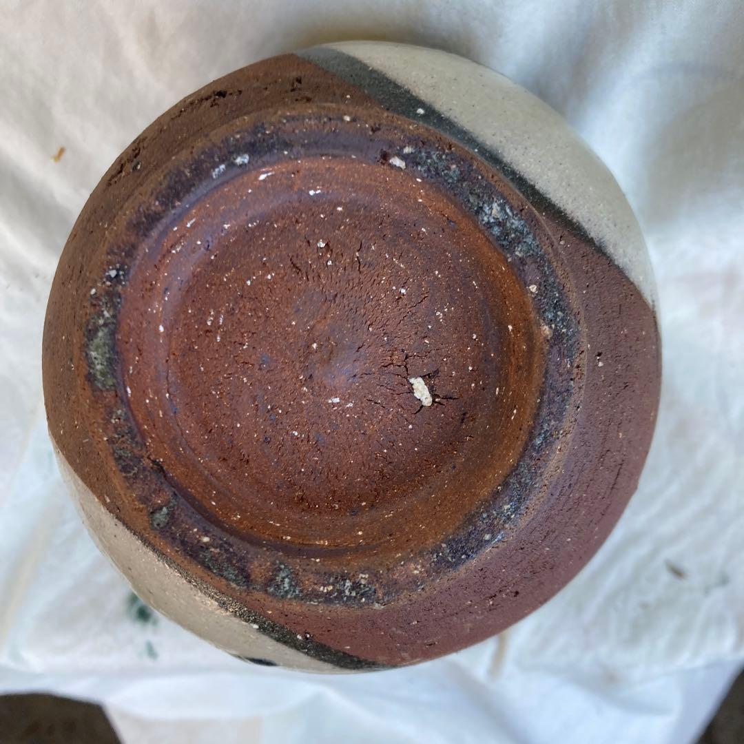 陶器製の抽象模様の花瓶