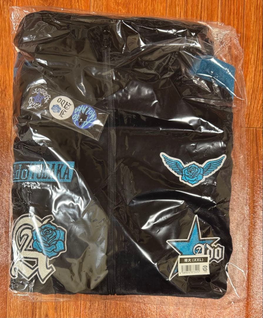 Ado ファッショナブル「よだか」トラックジャケット　特大 XXLサイズ Ado よだか トラックジャケット 特大（XXLサイズ） 缶バッジ付き Ado