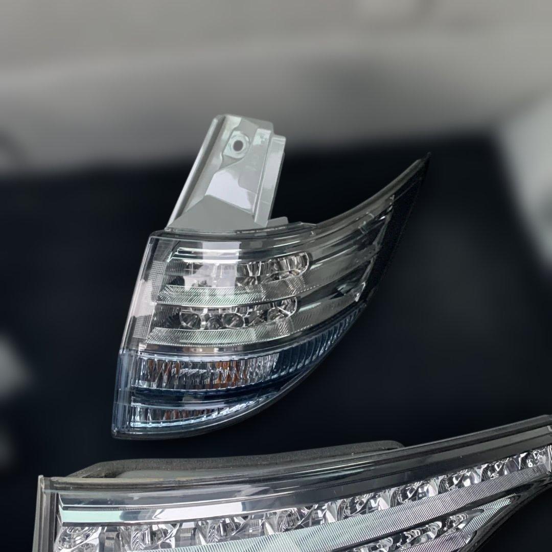 トヨタ エスティマ ハイブリッド AHR20 純正リアテールランプ 中古品