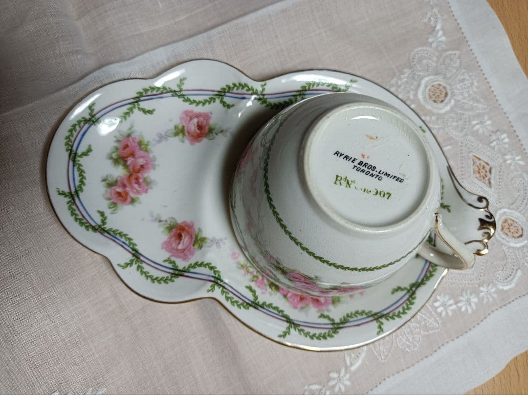 メモリアルローズ] 兼用カップ&ソーサー RIPLEY BROS ローズ柄カップと