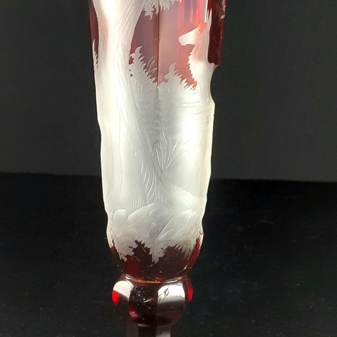 Y957 ボヘミアガラス グラヴィール 赤被せガラス 鹿と風景文花瓶 一対 こ