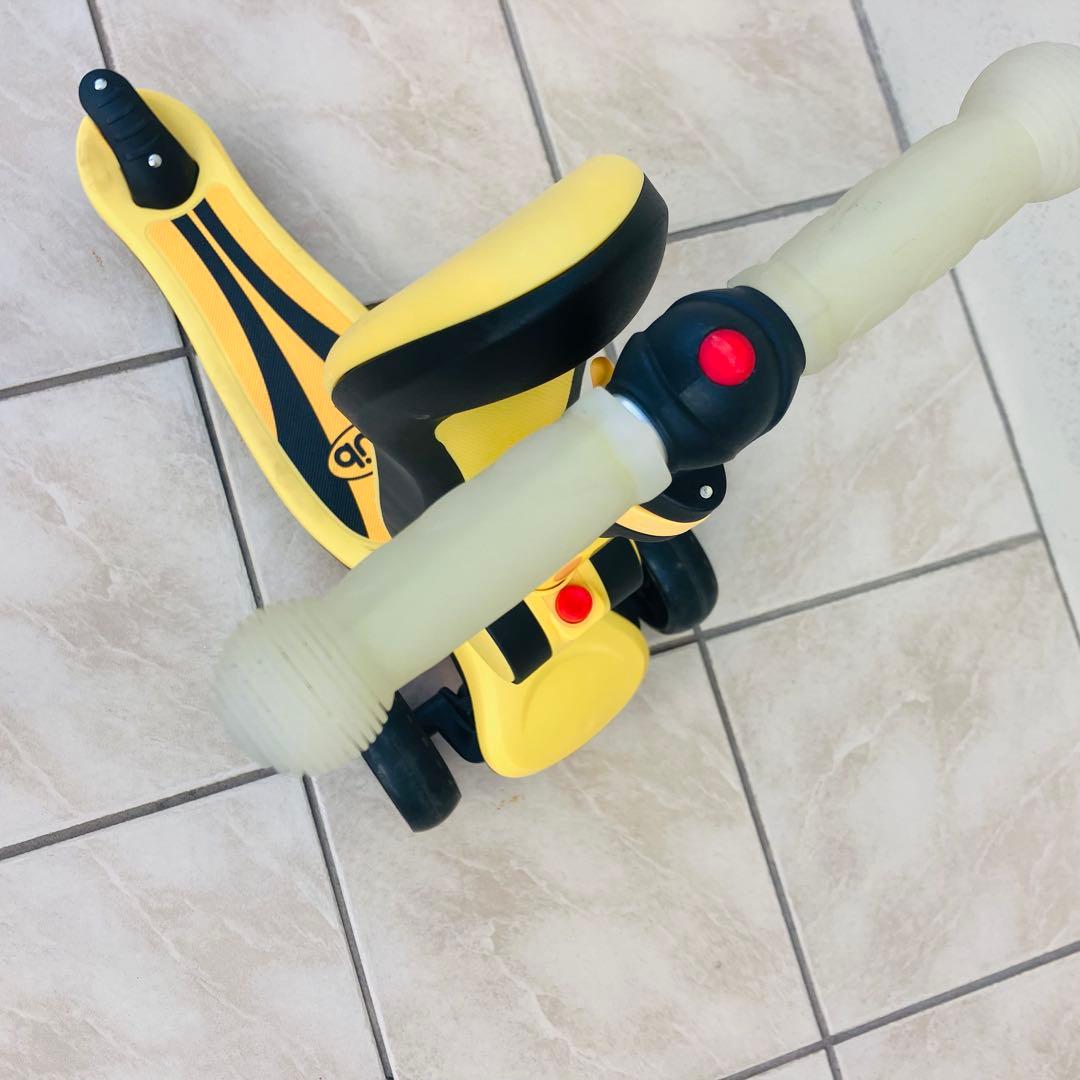 KÜB黄色い三輪スケーターホイール LEDライト　座ったり立ったりして乗れます