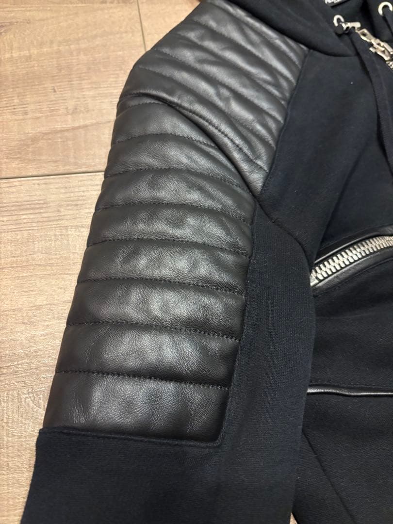 BALMAIN ブラック フード付きパーカー