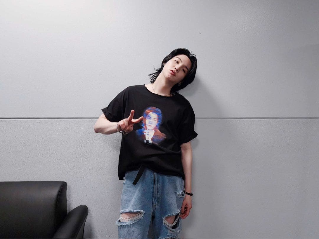 新品未使用 SUGA agust D D-DAY 顔Tシャツ L US限定 - メルカリ