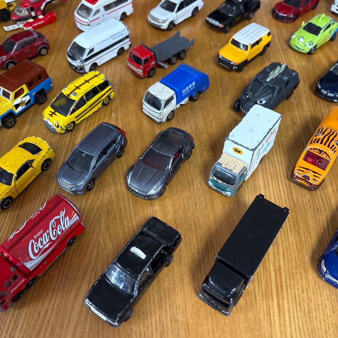 トミカ とミニカー多数と収納ケース70台