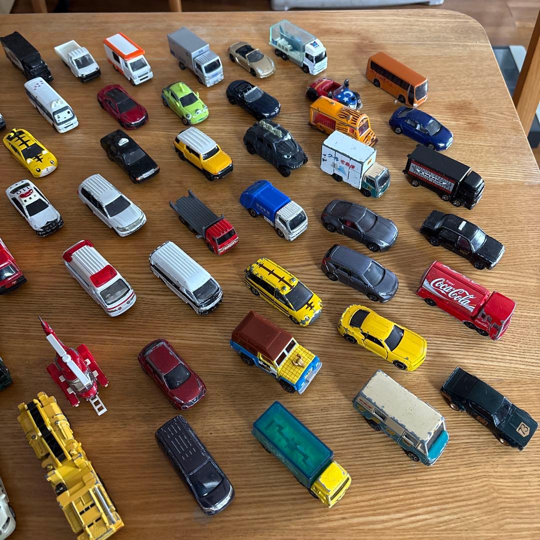 トミカ とミニカー多数と収納ケース70台