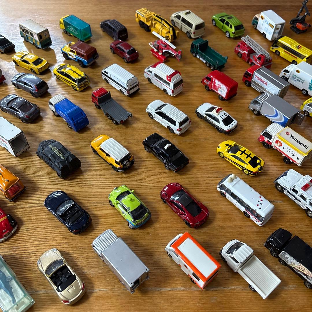 トミカ とミニカー多数と収納ケース70台