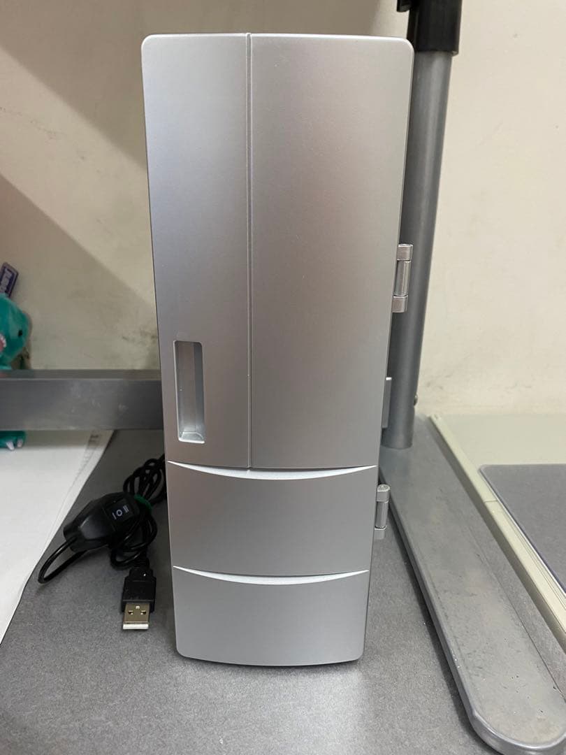 ミニ冷蔵庫　冷温庫USB 保冷庫 冷温庫 缶ジュース用 ポータブル USB充電 ポータブル冷蔵庫