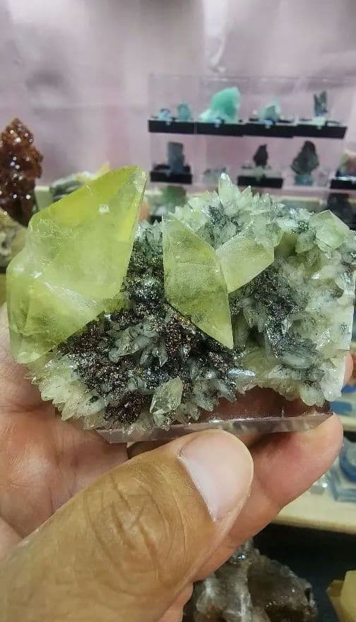 グリーンダイヤモンドカルサイト（クォーツ＆ヘマタイト母岩付き） グリーンダイヤモンドカルサイト（クォーツ＆ヘマタイト母岩付き