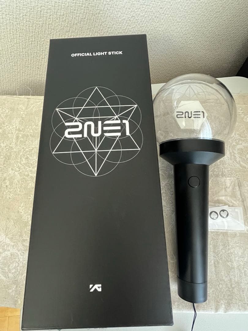 2NE1 公式ペンライト 黒 ステッカー付き - メルカリ