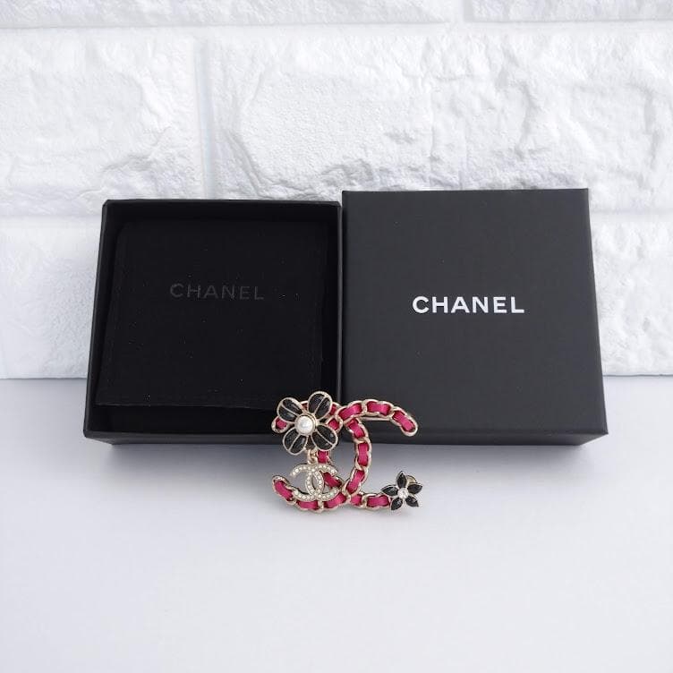 CHANEL フラワーモチーフ ブローチ CHANEL 黒 花モチーフ ブローチ
