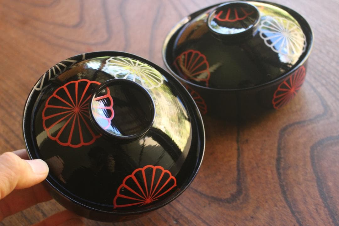 デッドストック！極上刷毛目黒漆に風情ある菊蒔絵の映える煮物椀2点（検京塗雑煮椀