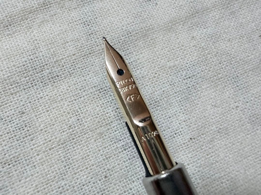 パイロット キャップレス万年筆 ゴールドトリム ブラック F字