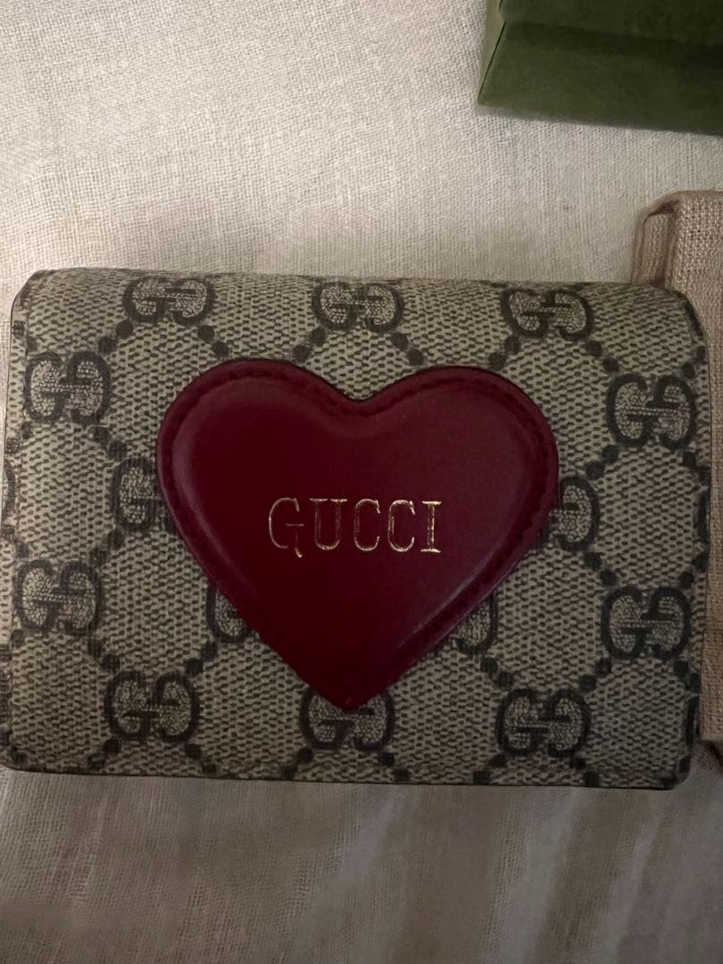 GUCCI ハート型ロゴ 二つ折り財布