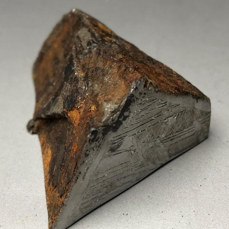 隕石 鉄隕石 アルタイ隕石 原皮付き ナチュラル 原石 重さ約93g 台付き