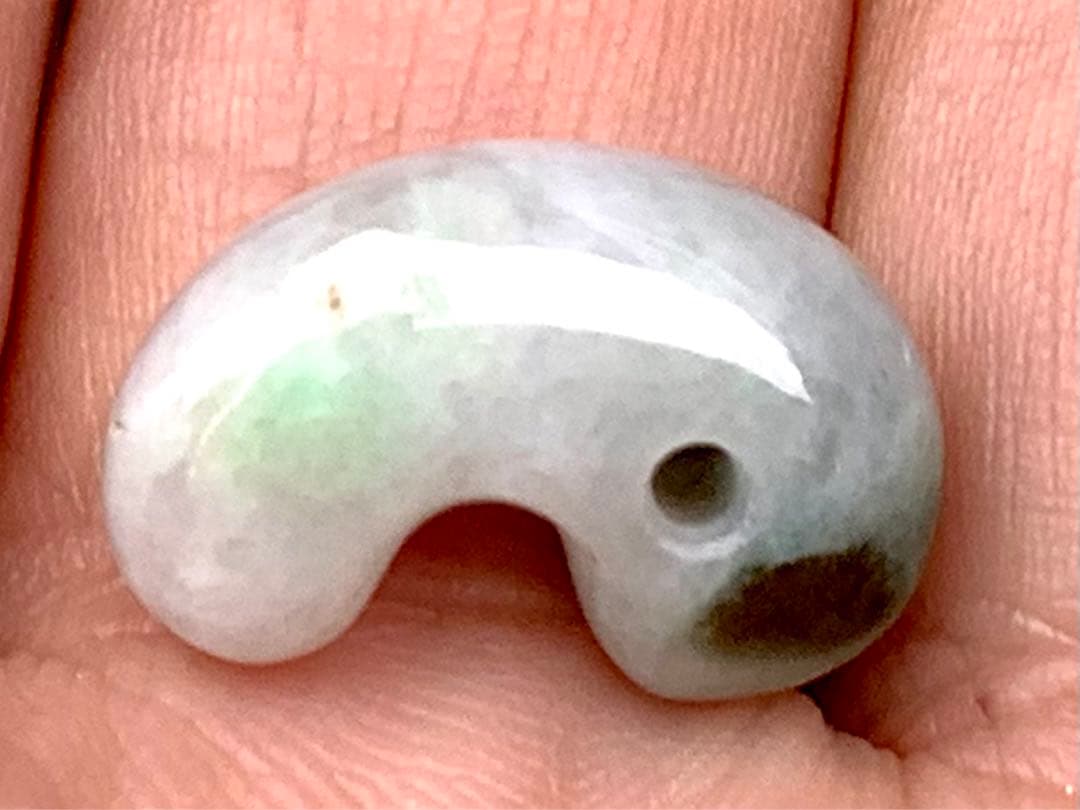 ✳緑混じりの氷肌*アイスジェイド 糸魚川翡翠勾玉 御守りに‼️