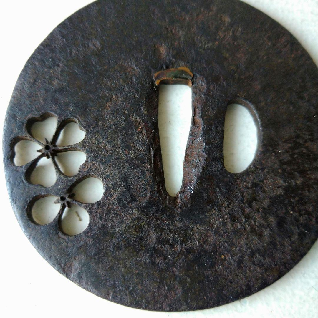 鉄製 鍔(つば) 花のデザイン