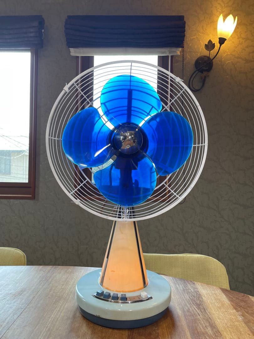 DarkBlue の涼しげな羽根/ランプも光る！ 暑夏をecoに乗切る東芝扇風機