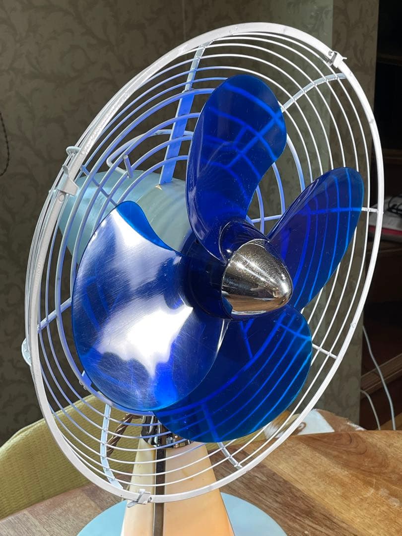 DarkBlue の涼しげな羽根/ランプも光る！ 暑夏をecoに乗切る東芝扇風機