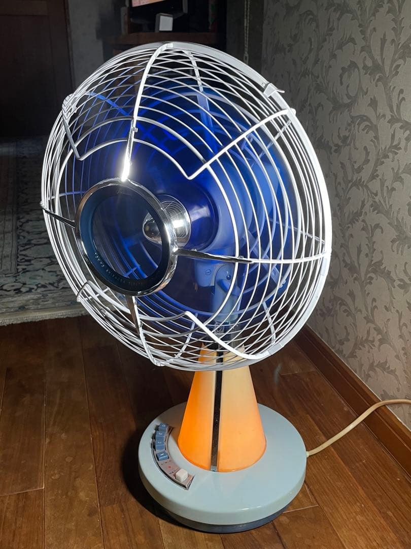 DarkBlue の涼しげな羽根/ランプも光る！ 暑夏をecoに乗切る東芝扇風機