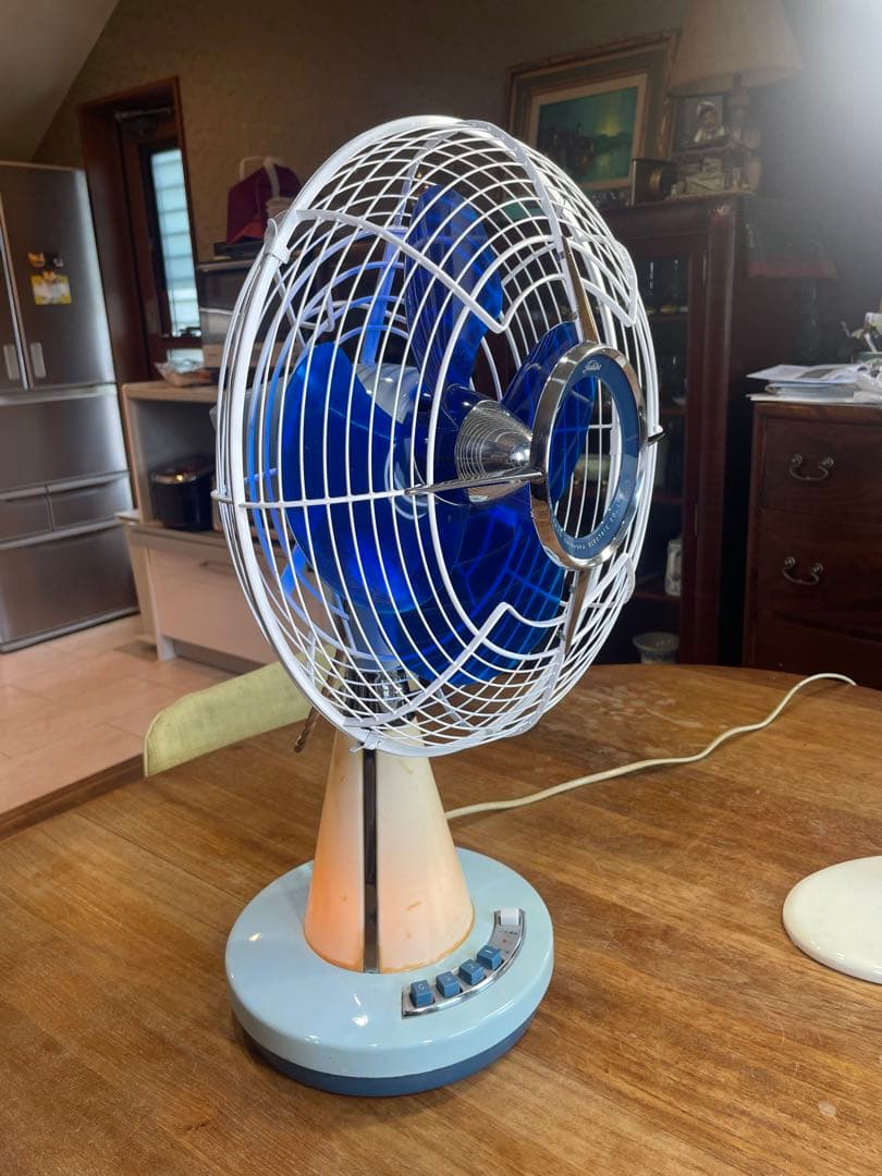 DarkBlue の涼しげな羽根/ランプも光る！ 暑夏をecoに乗切る東芝扇風機
