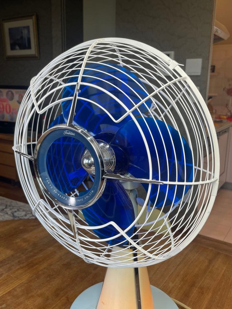 DarkBlue の涼しげな羽根/ランプも光る！ 暑夏をecoに乗切る東芝扇風機