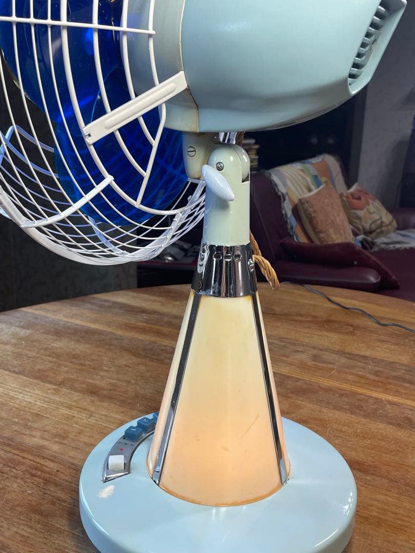 DarkBlue の涼しげな羽根/ランプも光る！ 暑夏をecoに乗切る東芝扇風機