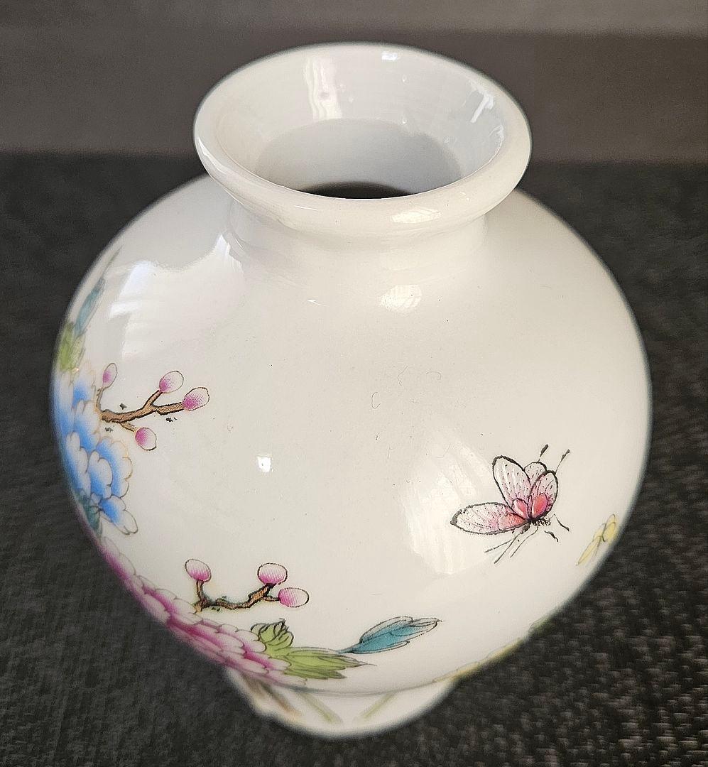 中国美術　中国陶磁器　色絵粉彩　牡丹に蝶々の図　小壺　花入れ　花瓶　オブジェ