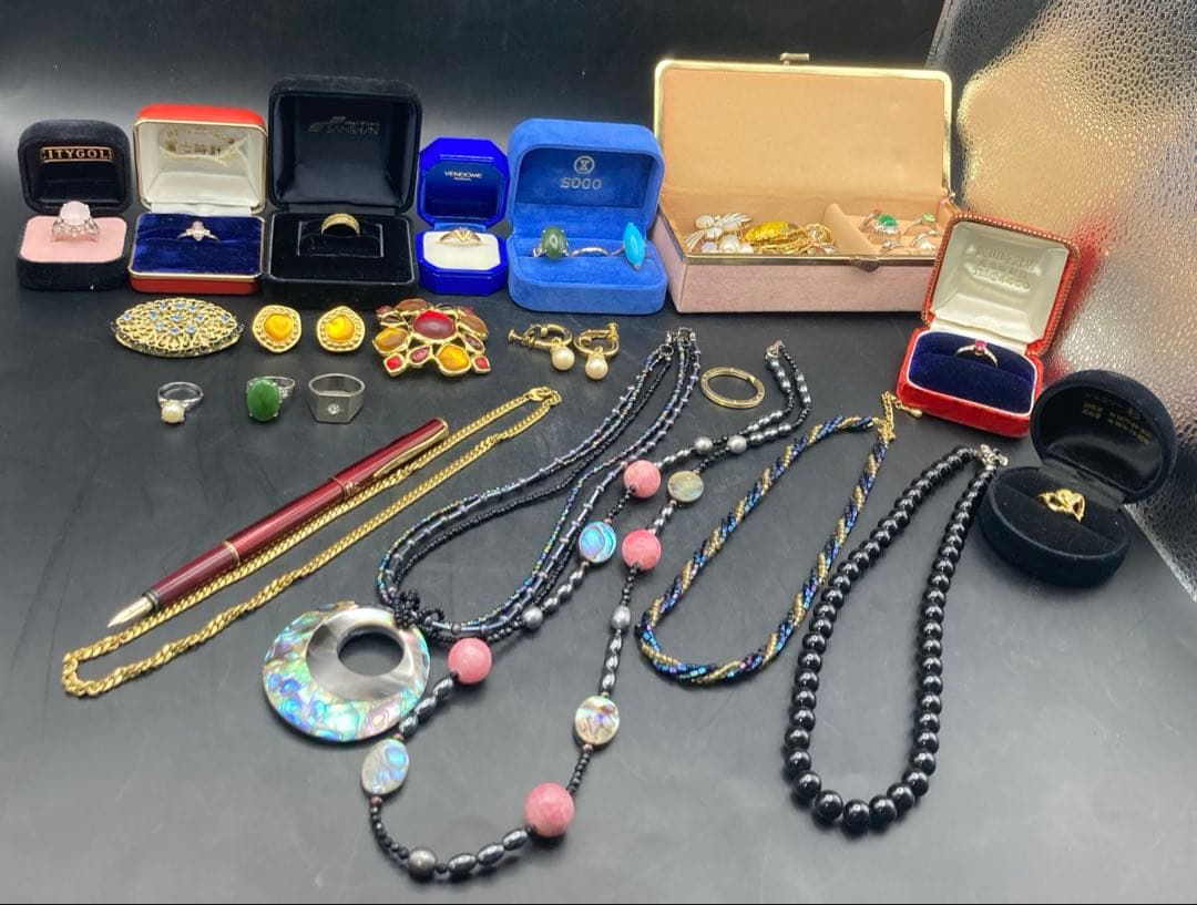 B 遺品整理品　アクセサリーまとめ