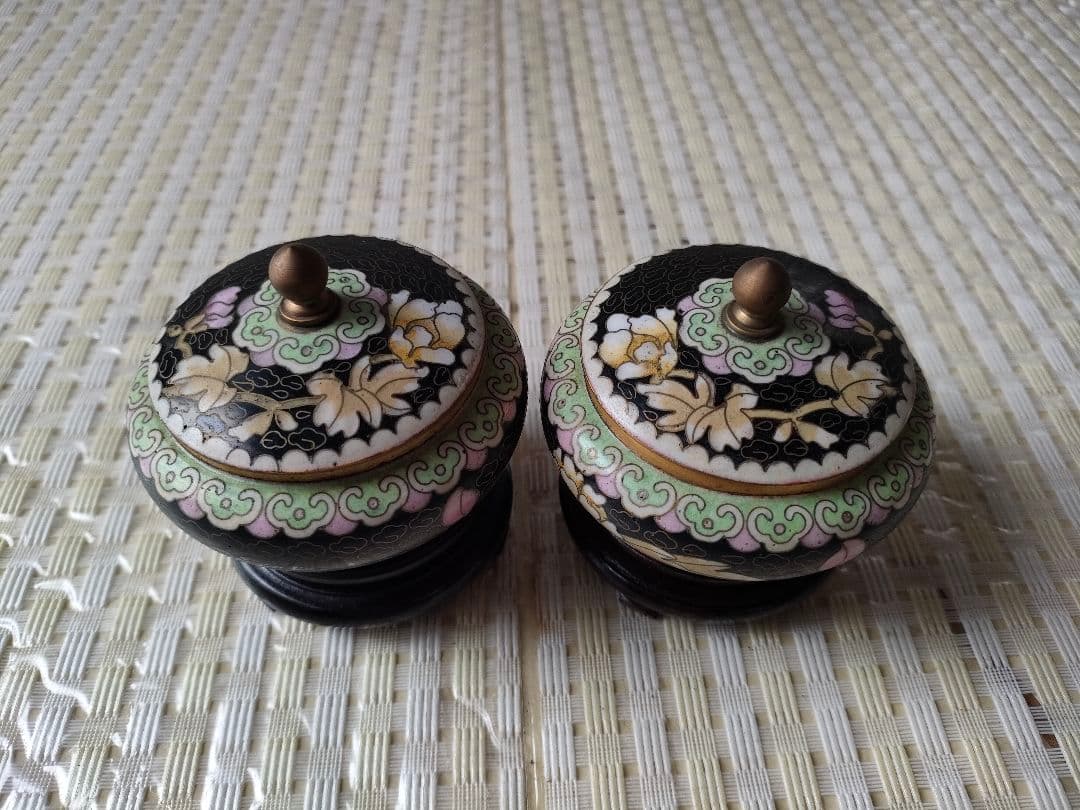 ○【景泰藍 七宝焼】蓋付き 小物入れ ペアセット 木製台座付き 花文