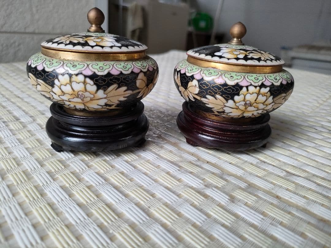 ○【景泰藍 七宝焼】蓋付き 小物入れ ペアセット 木製台座付き 花文