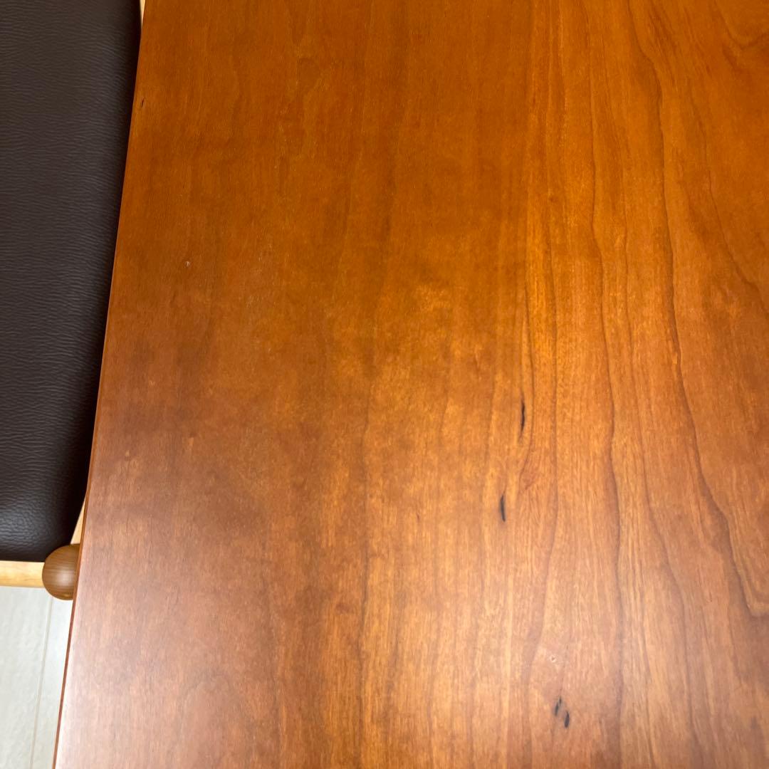 おきまりです。カグラ、ダイニングテーブル、とても綺麗、チェリー、