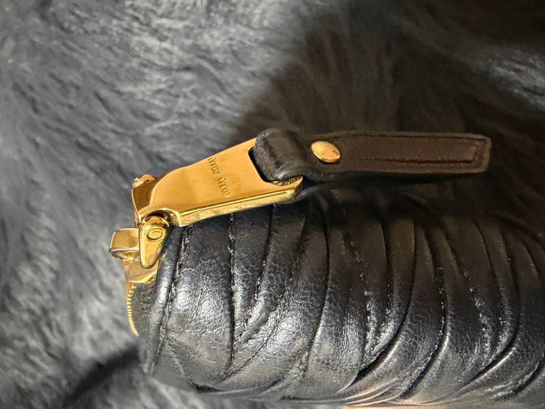 miu miu ブラックレザーケース