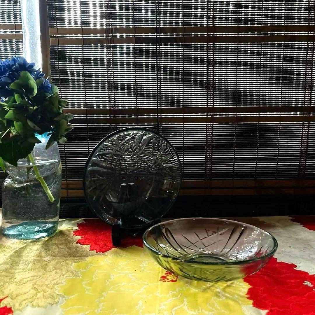 骨董　時代ガラス　希少　カーキ色　シンプルカット　平鉢　中鉢　２客　ウラン 骨董 時代ガラス 希少 カーキ色 シンプルカット 平鉢 中鉢 2客 ウラン