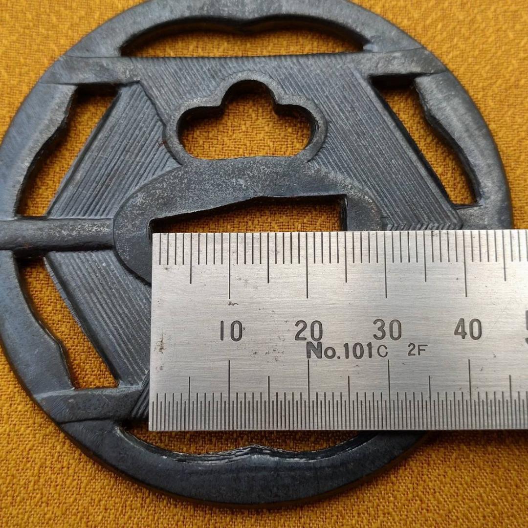 日本刀の鍔 直径約70㎜ 鍔 刀の鍔 鉄地 つば ツバ 鐔 　【9992】