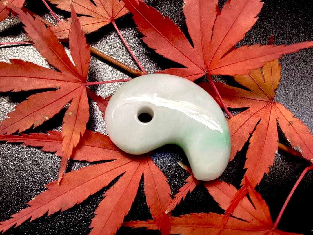 ✳ premiumシリーズ 本物の糸魚川翡翠 開運*摩訶不思議な勾玉 鑑別書付