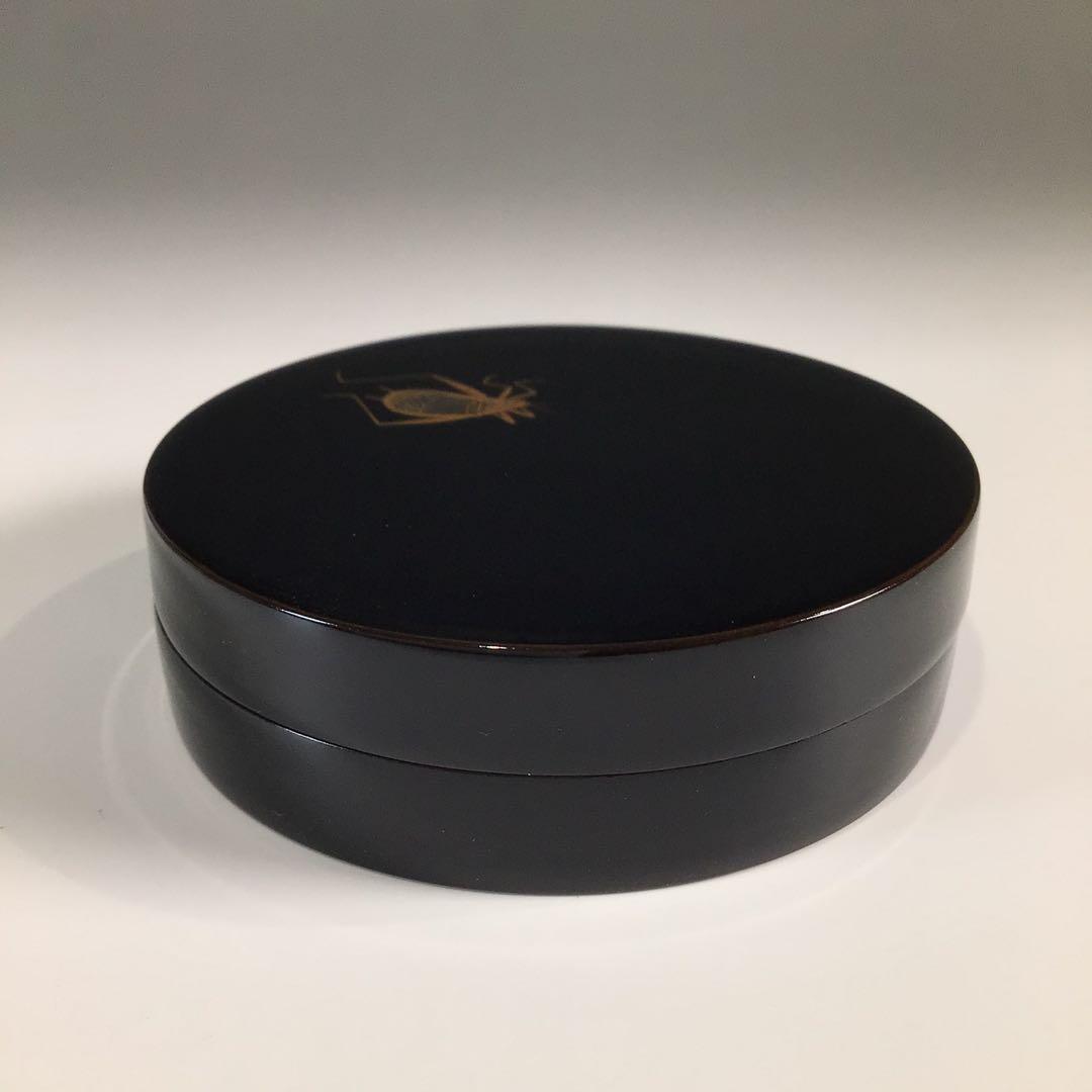 Ｐ６９１　香合　『道場宗廣作』『黒漆塗』『虫蒔絵』『丸香合』　共箱　茶道具