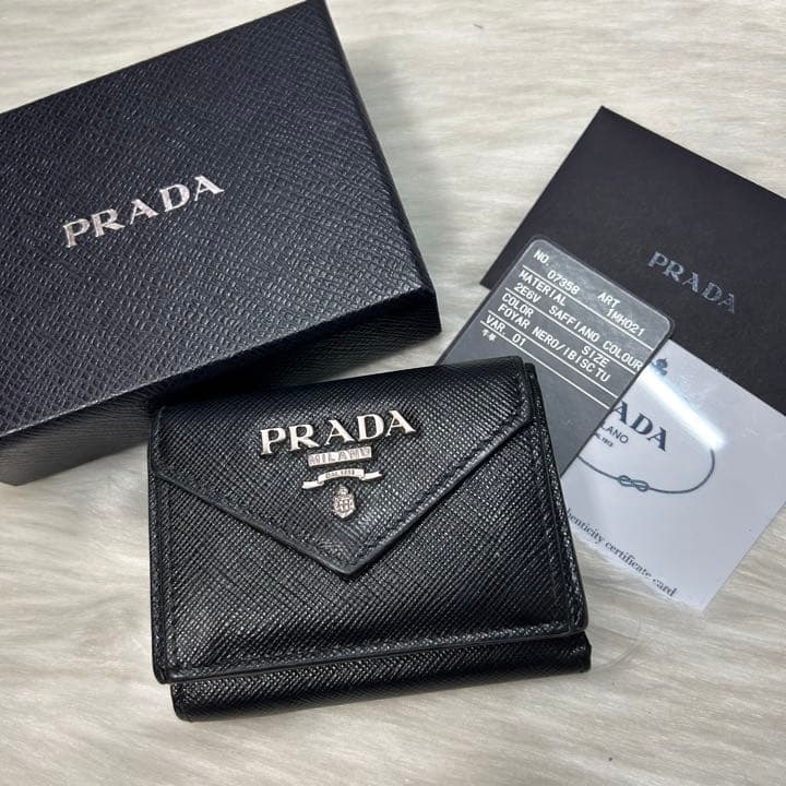 PRADA 三つ折り財布黒