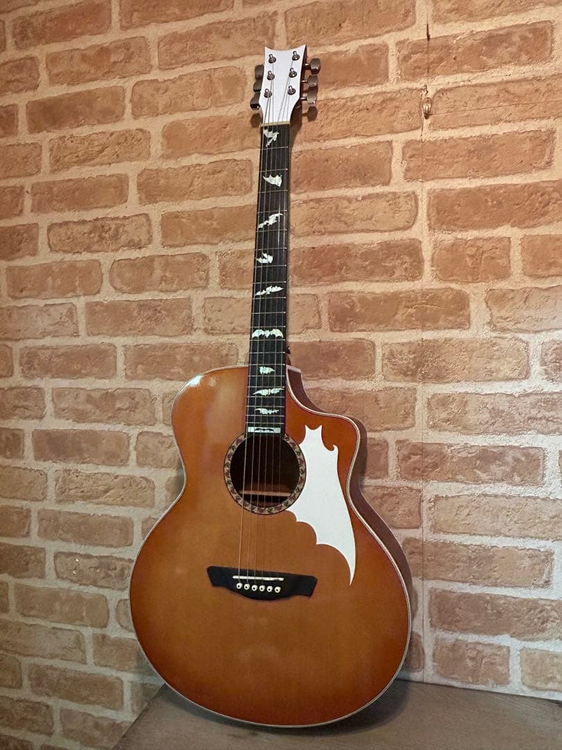 琥珀色サンバーストのアコースティックギター 琥珀色サンバーストのアコースティックギター 琥珀色サンバーストの